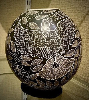 Mata Ortiz Village Pottery -&nbsp;Detailed Hummingbird by Arturo Quezada