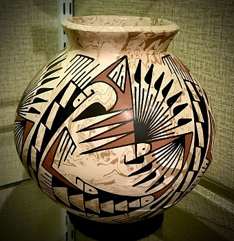Mata Ortiz Village Pottery -&nbsp;Brown and Black by Oscar Gonzales